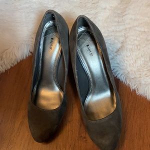 EUC Gray suede heels